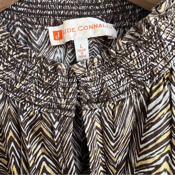 Jude Connally honey Ruffle flutter smocked Top Chevron Print Gold keyhole - Picture 10 of 13